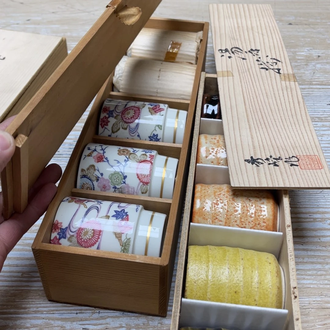 瓷片自*白密密麻麻地排列着一个