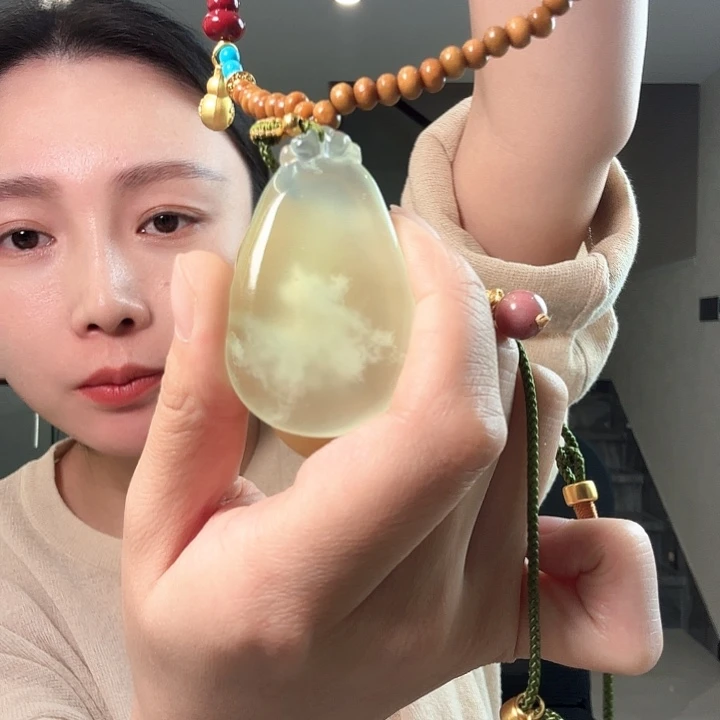 淡***风蛇纹石玉未镶嵌颈饰
