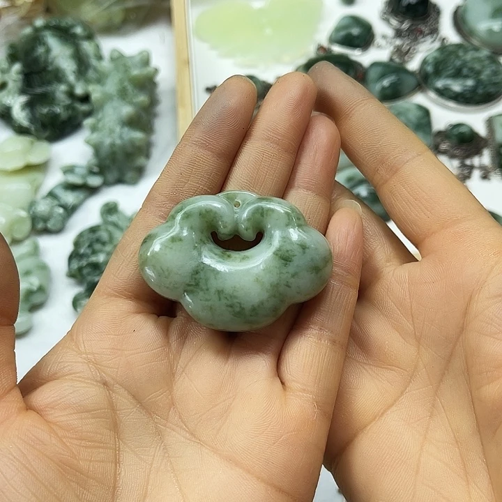 透闪石-蛇纹石玉未镶嵌颈饰