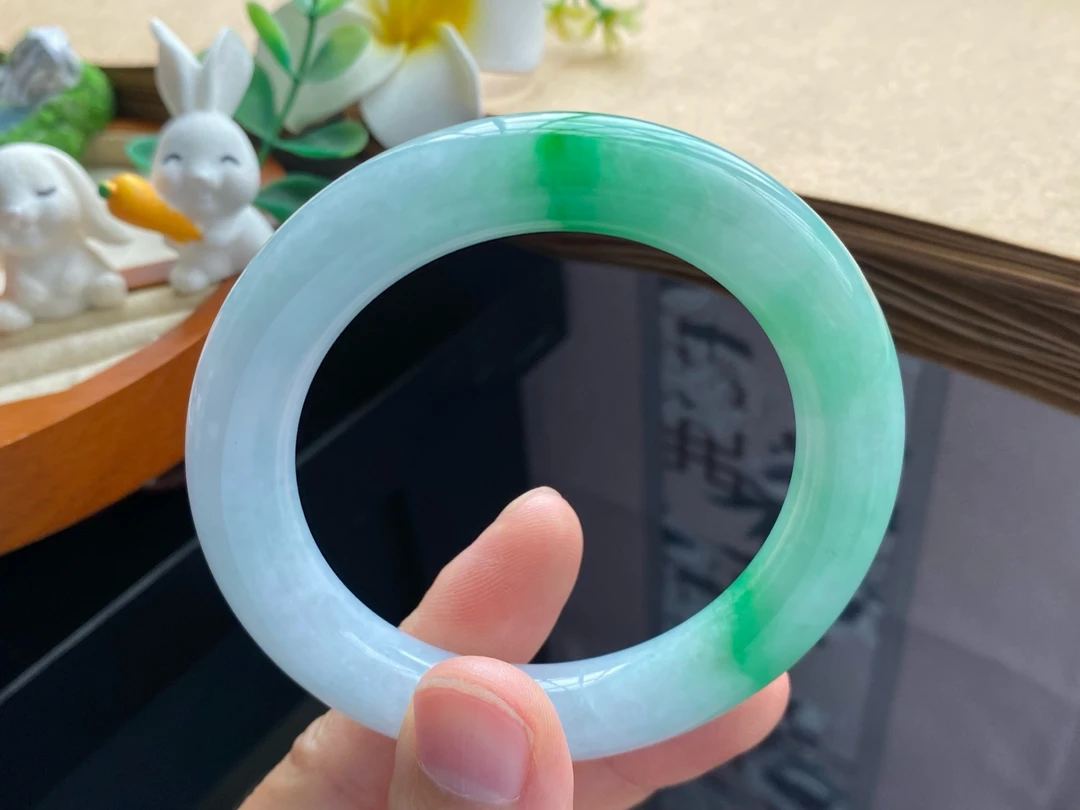 120盘》阳绿色圆条13355号53.3-11-10.8 这支的阳绿色超翡翠手镯