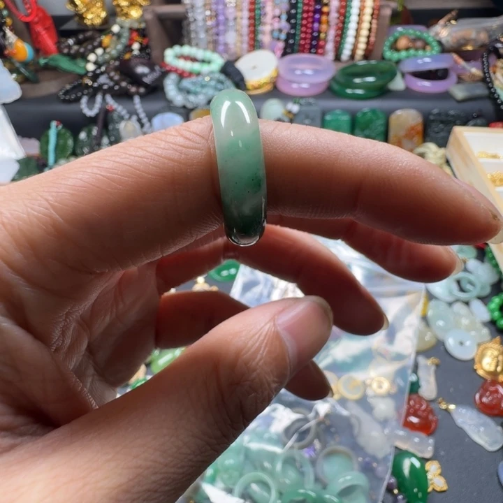 顺***然未镶嵌石英质玉（非洲翠）戒指素圈戒