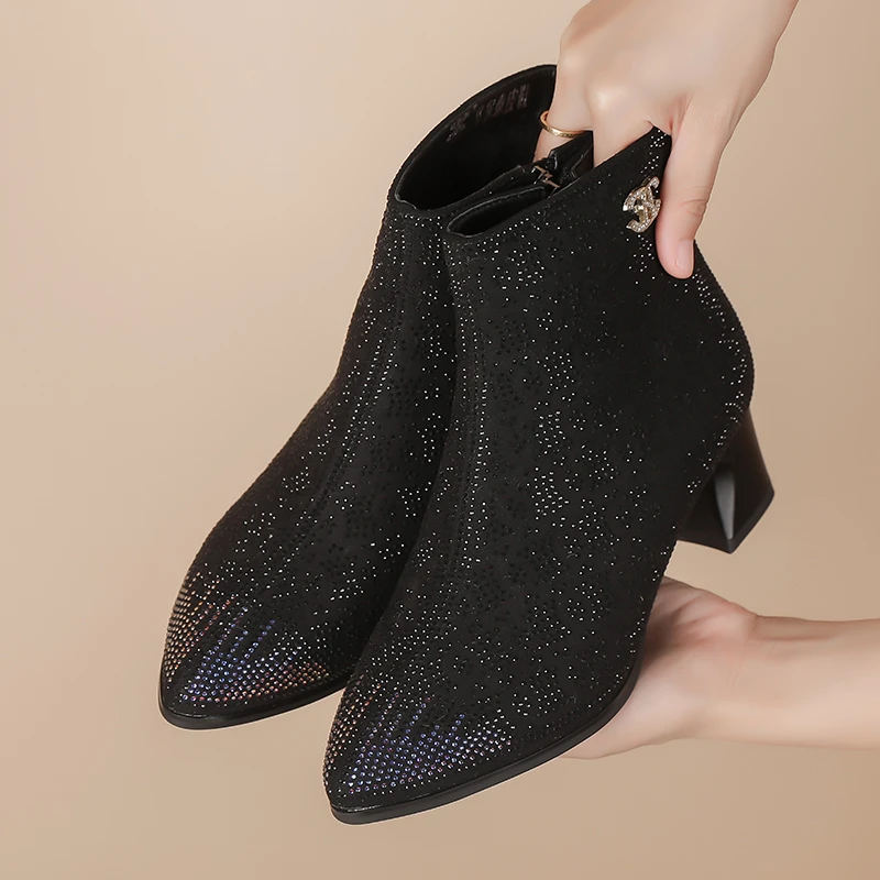 时尚女士短靴中跟耐磨尖头水钻单靴秋冬款加绒棉靴舒适百搭马丁靴