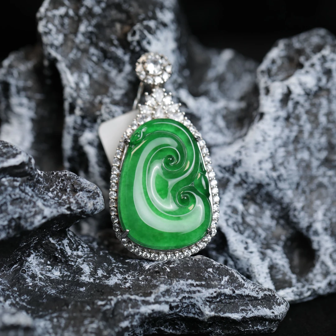 天然A货翡翠颈饰辣绿色满绿S925银镶嵌如意吊坠挂件