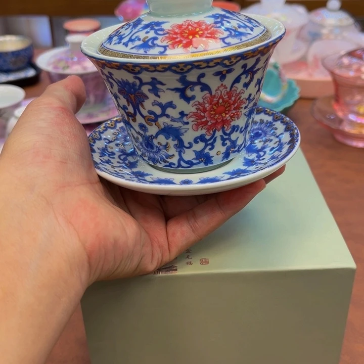 瓷片花花绿绿的树上有