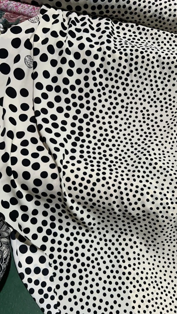冰丝弹双边定位大白底黑小波点连衣裙时装布料