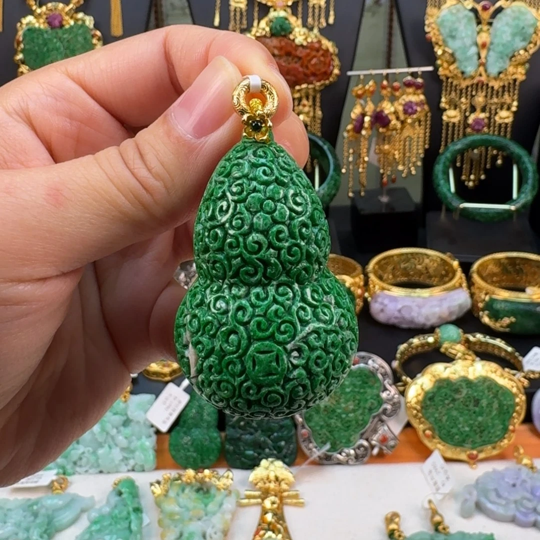 翡翠未镶嵌颈饰葫芦吊坠 炸价