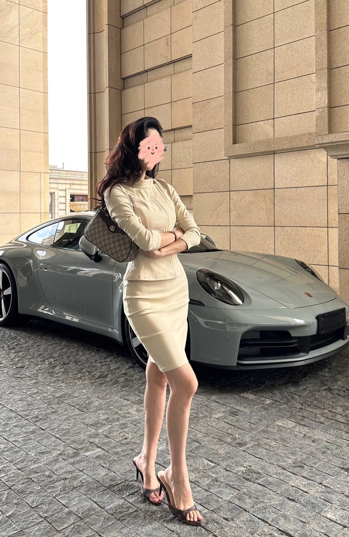 秋季轻职风简约设计感上衣半裙两件套装