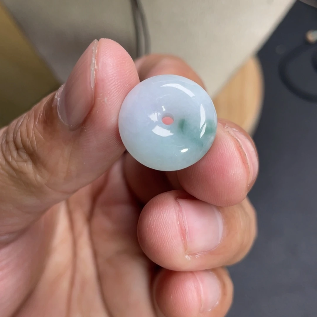 小****翡翠未镶嵌颈饰44756565