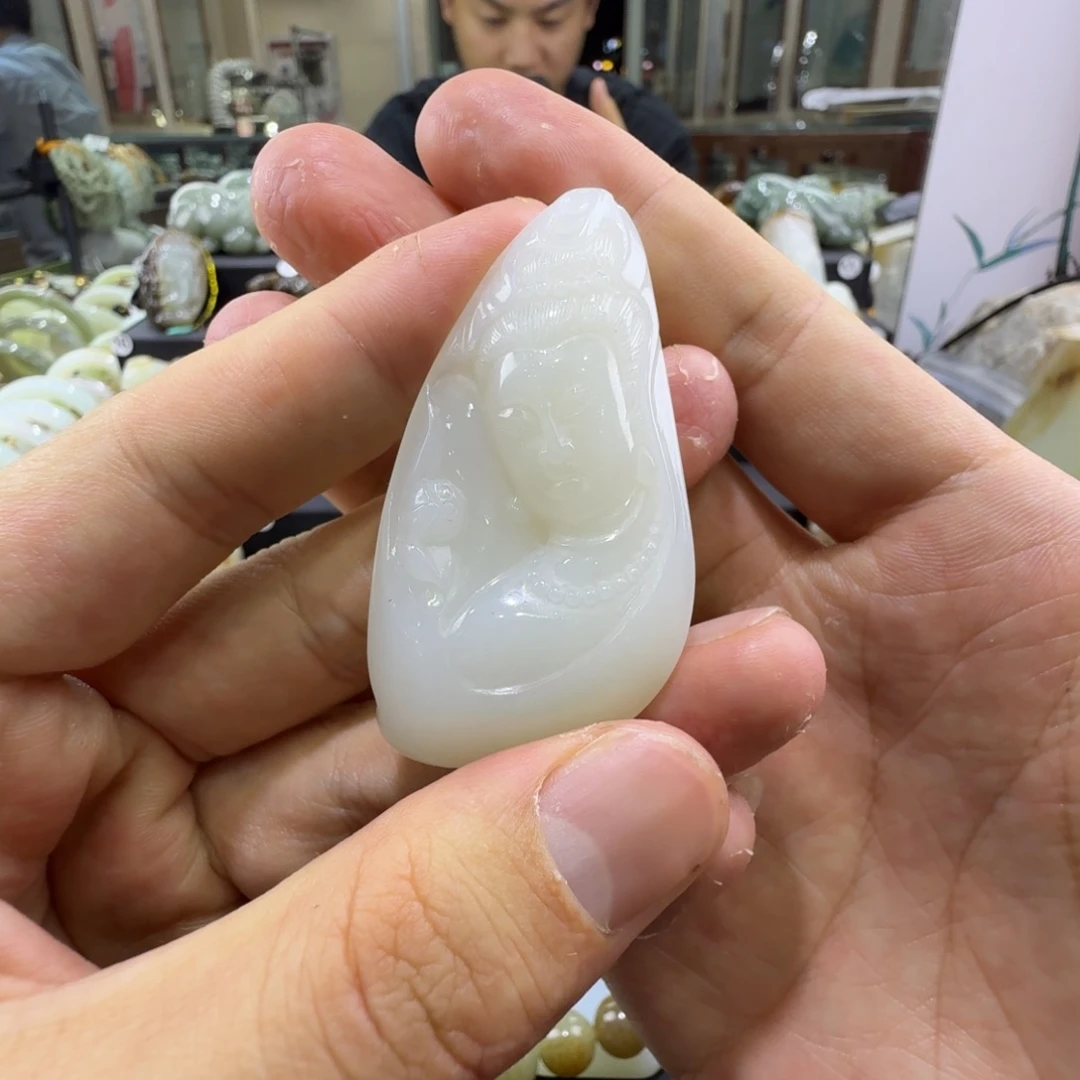吊坠(赠链)未镶嵌和田玉新疆和田玉观音
