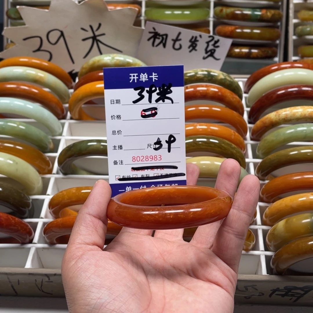 蛇纹石玉手镯未镶嵌遇**卿