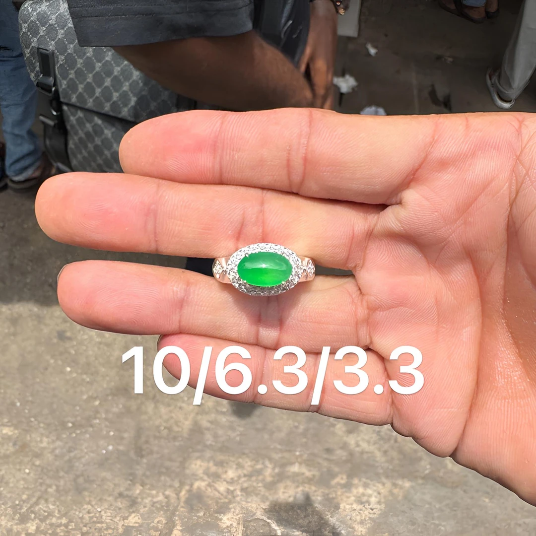 0702(小哪吒在源头)冰种翡翠阳绿马鞍戒面干净肉细杠味荧光足M100