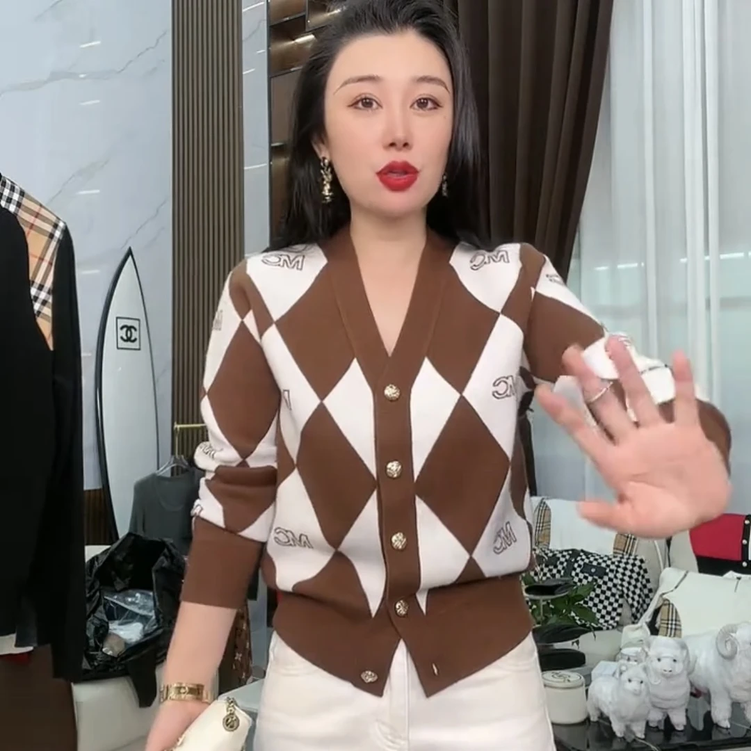 深圳南油菱纹金扣棕色针织V领开衫