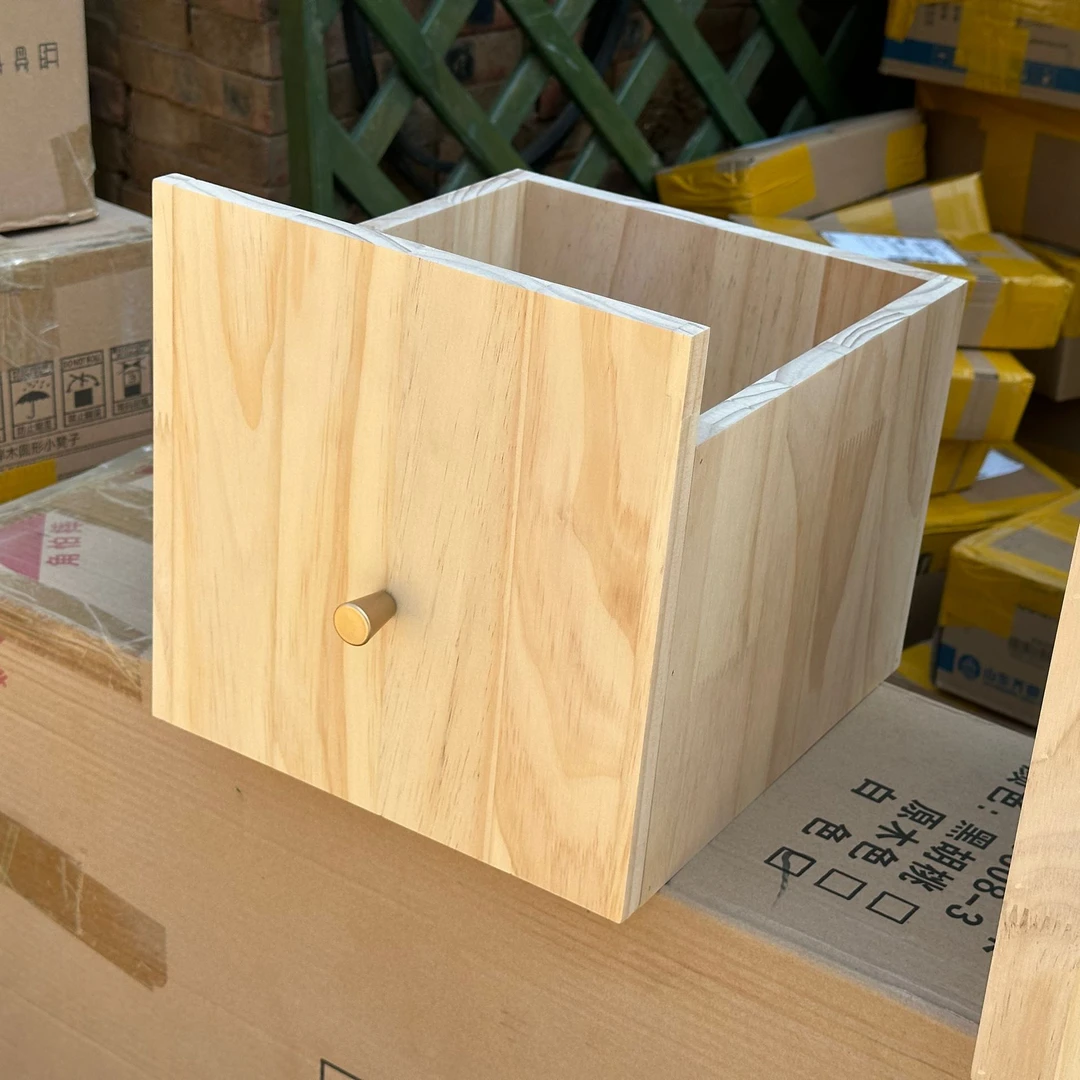 抽屉书架上可用的抽屉