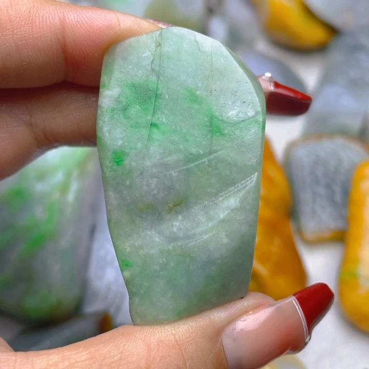 翡翠挂件未镶嵌時****?翡翠