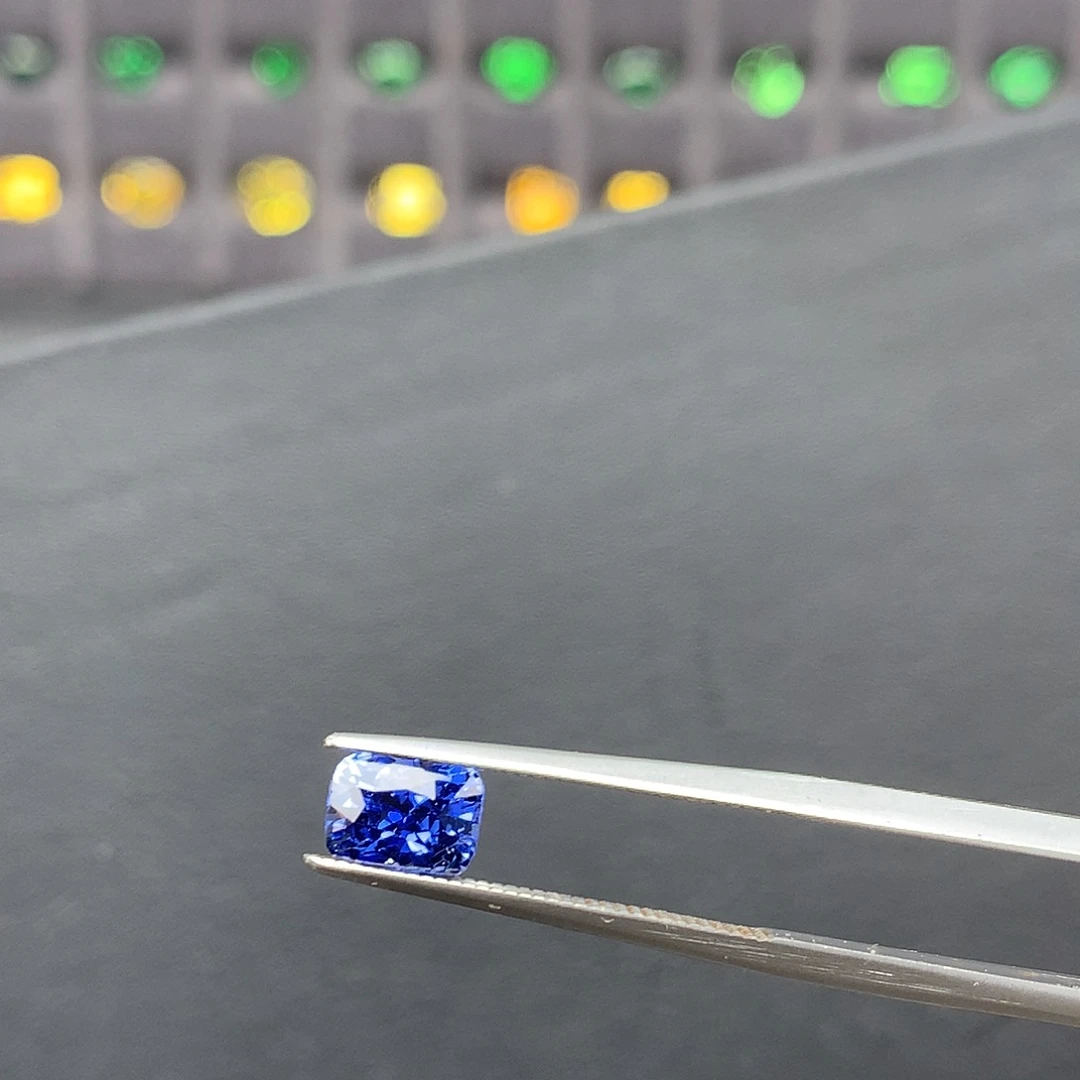 蓝宝石裸石1.66克拉矢车菊