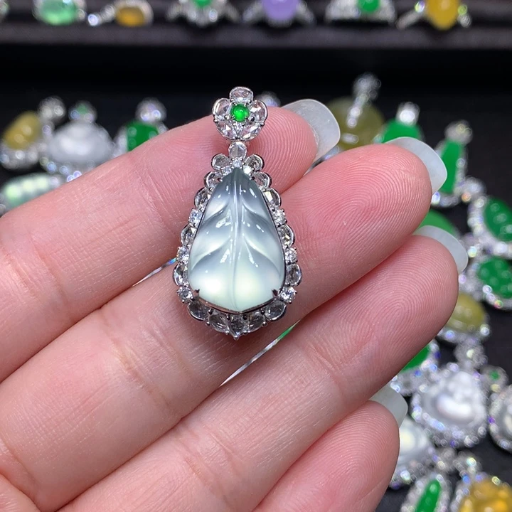 翡翠18K金镶嵌颈饰芭蕉叶