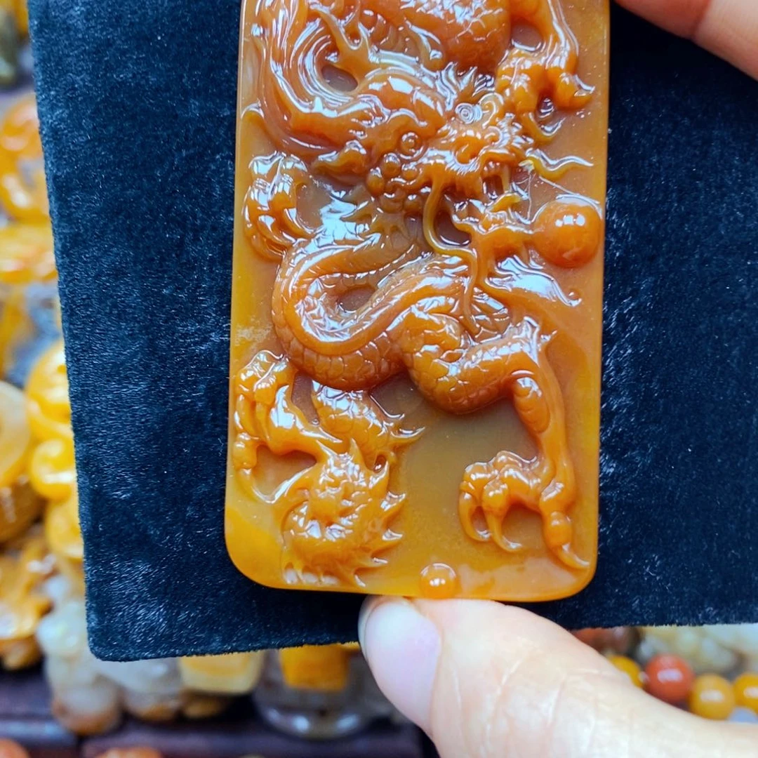 未镶嵌石英质玉（黄龙玉）颈饰