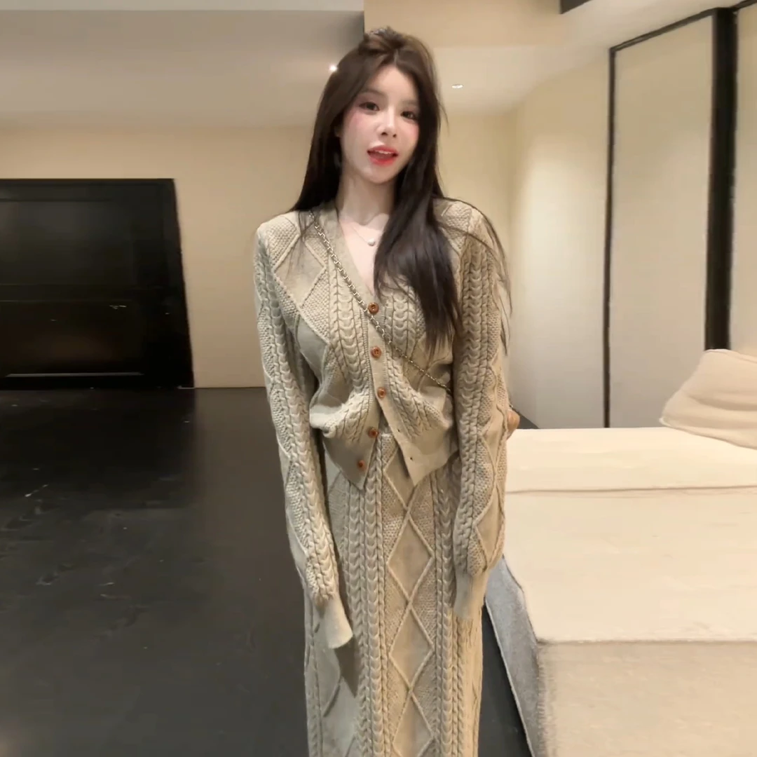 内搭打底针织连衣裙一整套2025秋冬装小香风麻花毛衣开衫两件套女