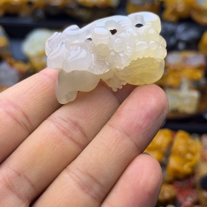 石英质玉（黄龙玉）未镶嵌颈饰