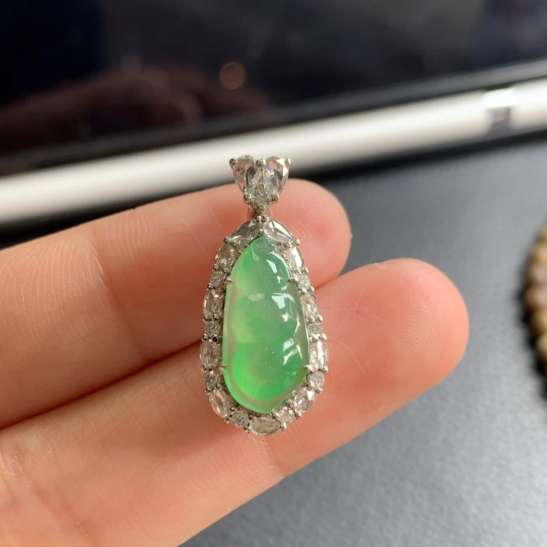 翡翠18K金镶嵌颈饰木纳甜绿福豆 不封底