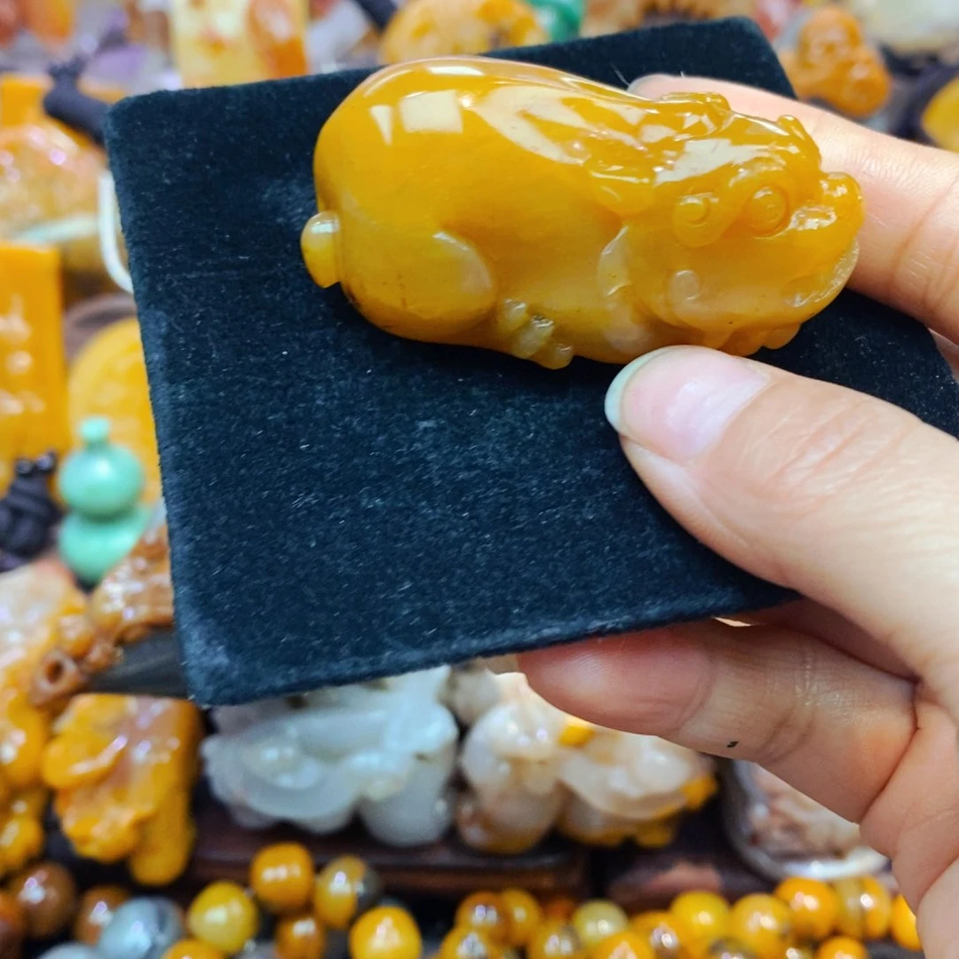 未镶嵌石英质玉（黄龙玉）颈饰