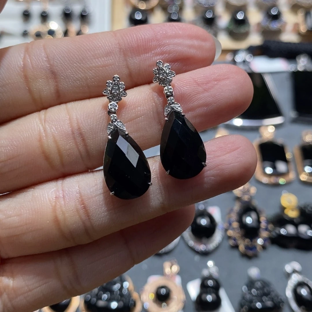 18K金镶嵌翡翠耳饰墨翠水滴