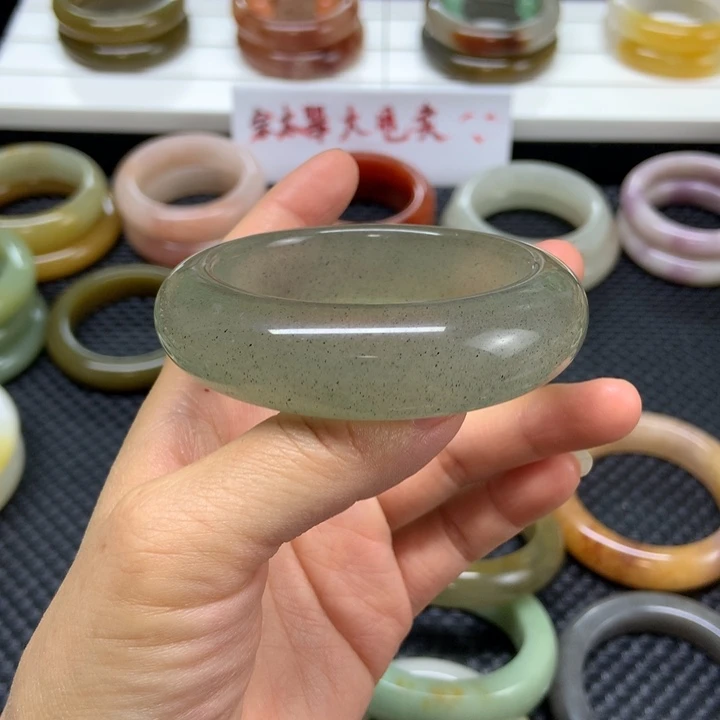 未镶嵌手镯石英质玉