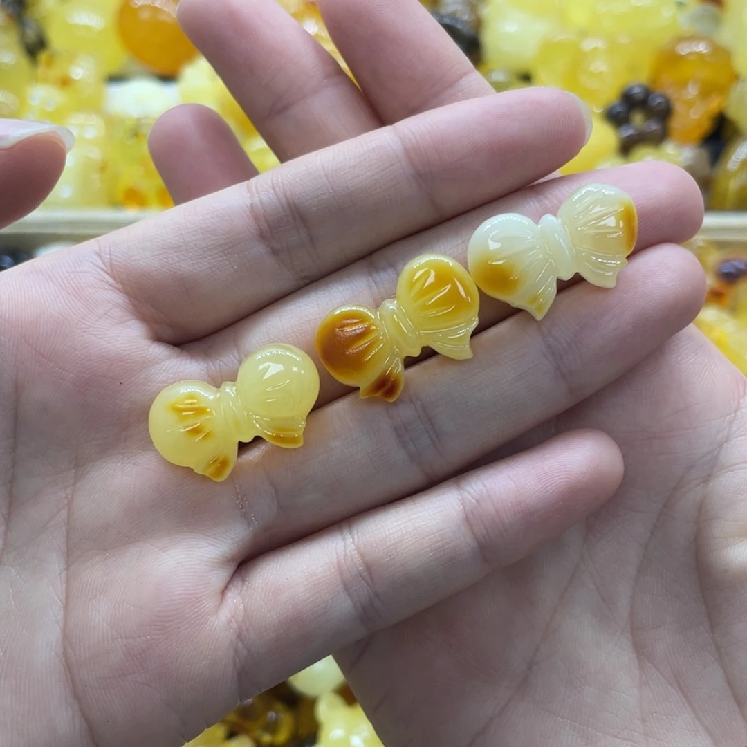 未镶嵌琥珀裸石天然琥珀蝴蝶结4克