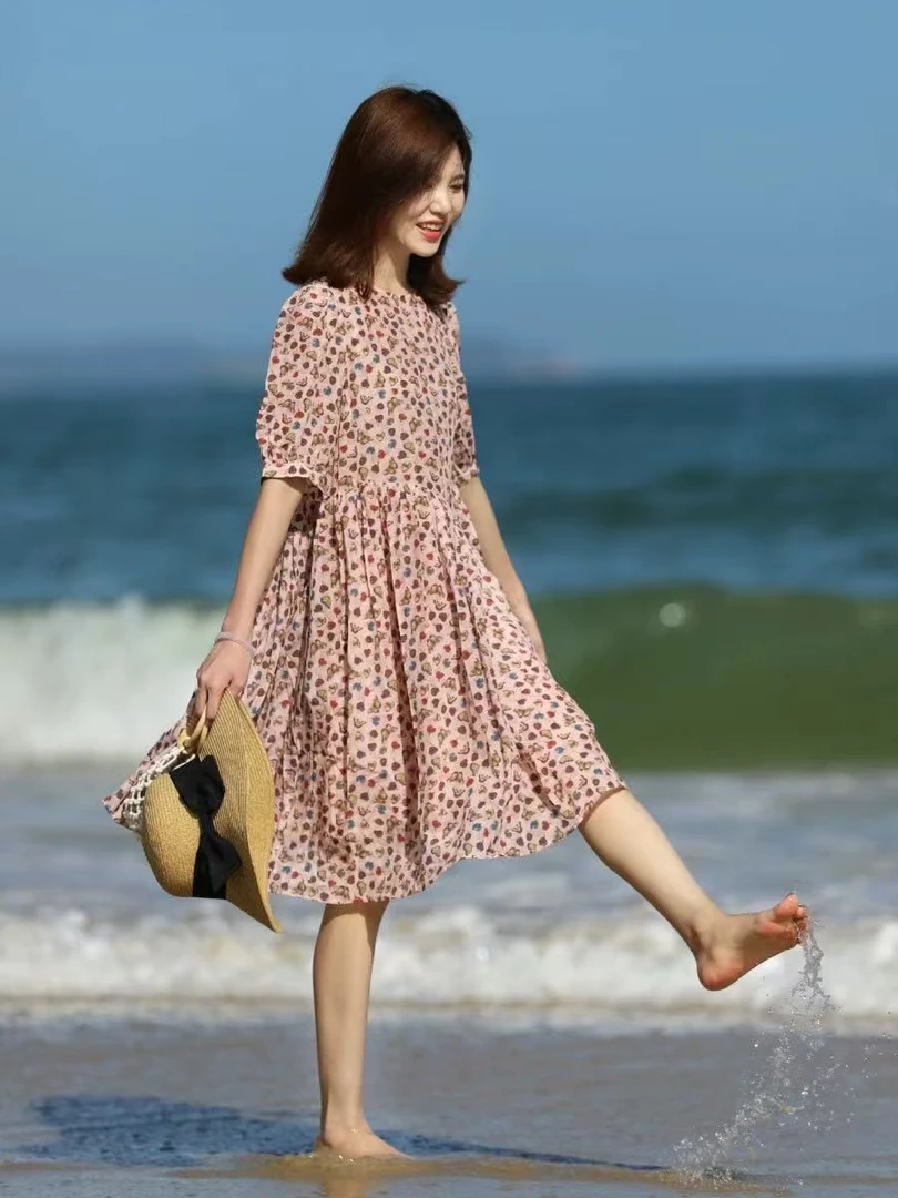 2025年夏季新款印花圆领连衣裙宽松减龄粉碎花小个子泡泡袖中长裙