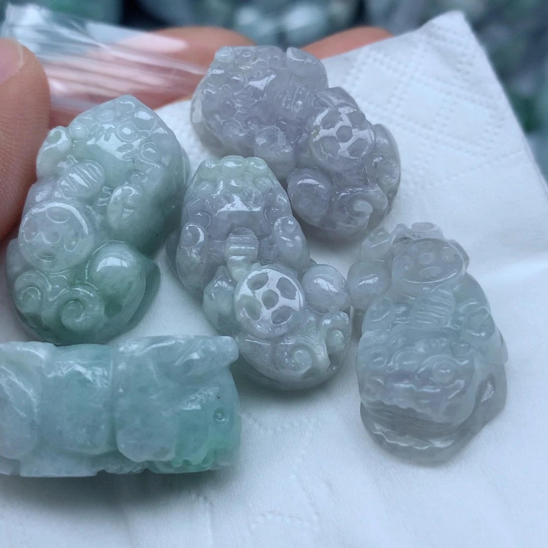 颈饰足铂镶嵌翡翠翡翠