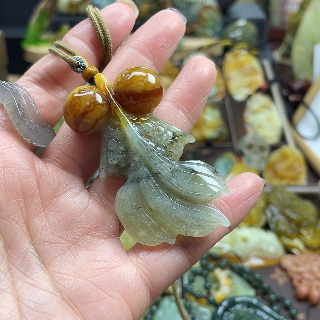 蛇纹石玉颈饰未镶嵌刁*花玉金鱼