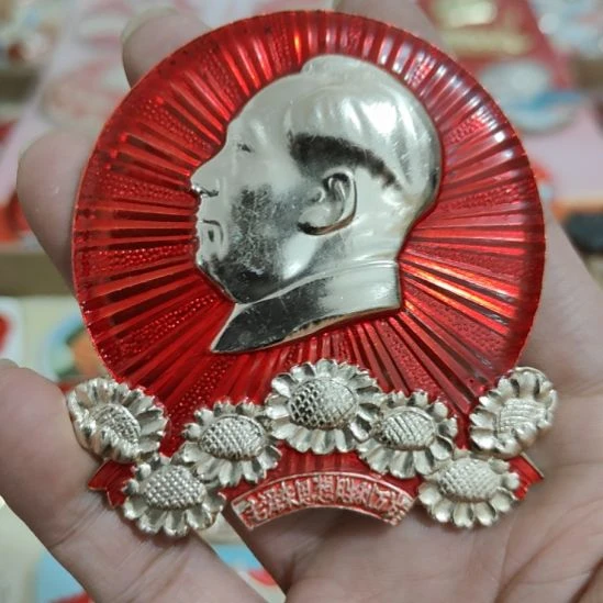 主***人其他普通金属圆形红色人物像章