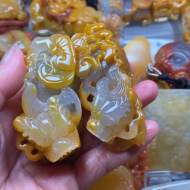 石英质玉（黄龙玉）合金颈饰