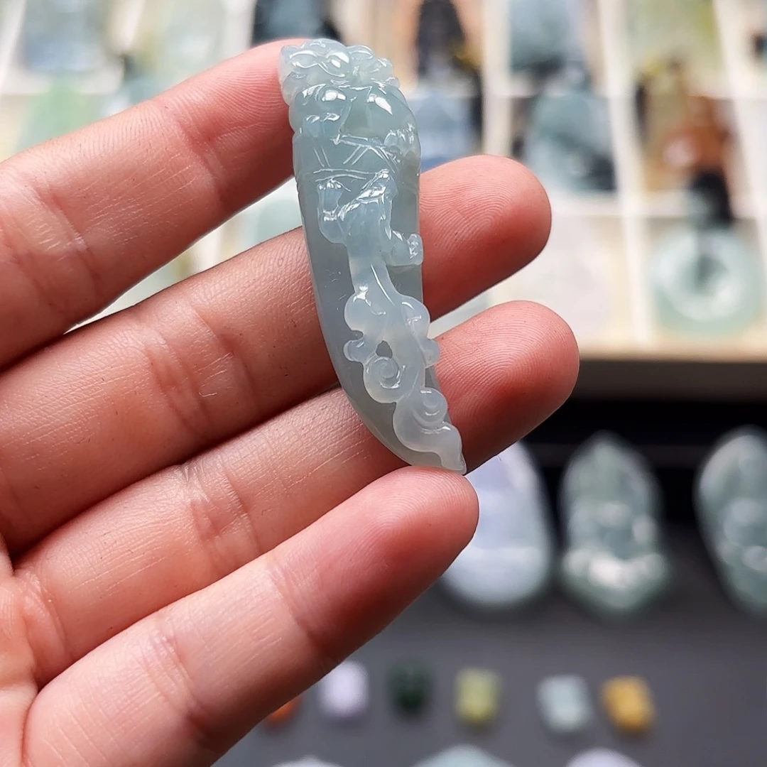 翡翠未镶嵌颈饰龙牙