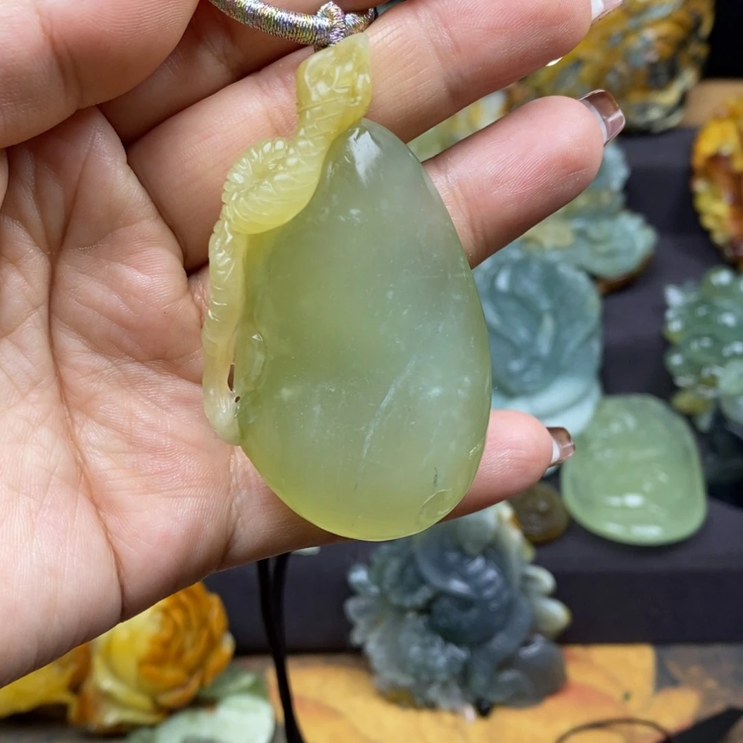 蛇纹石玉颈饰未镶嵌