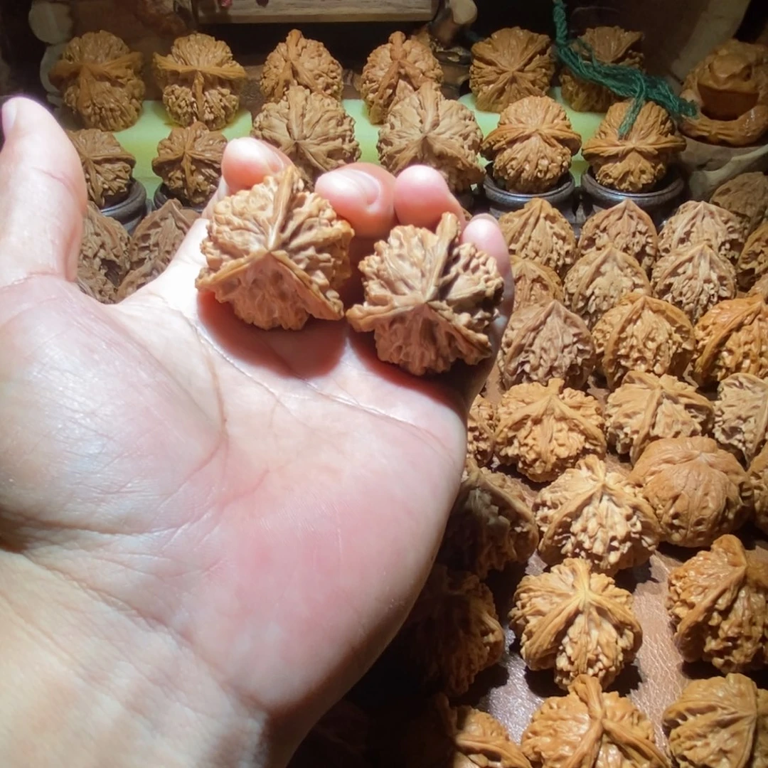 宁***豆盘山三棱文玩核桃手把件