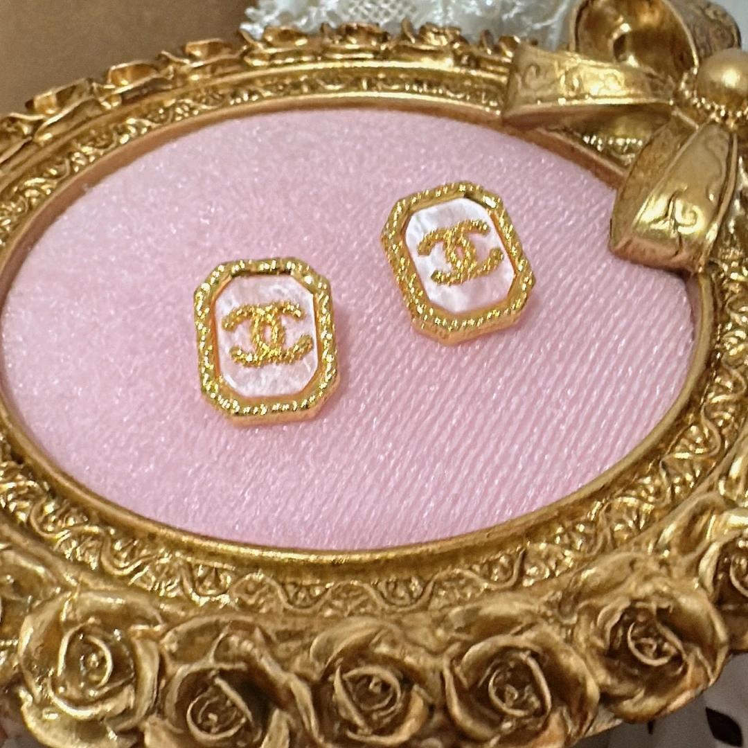 铜合金珐琅耳饰 轻奢布纹双C耳钉