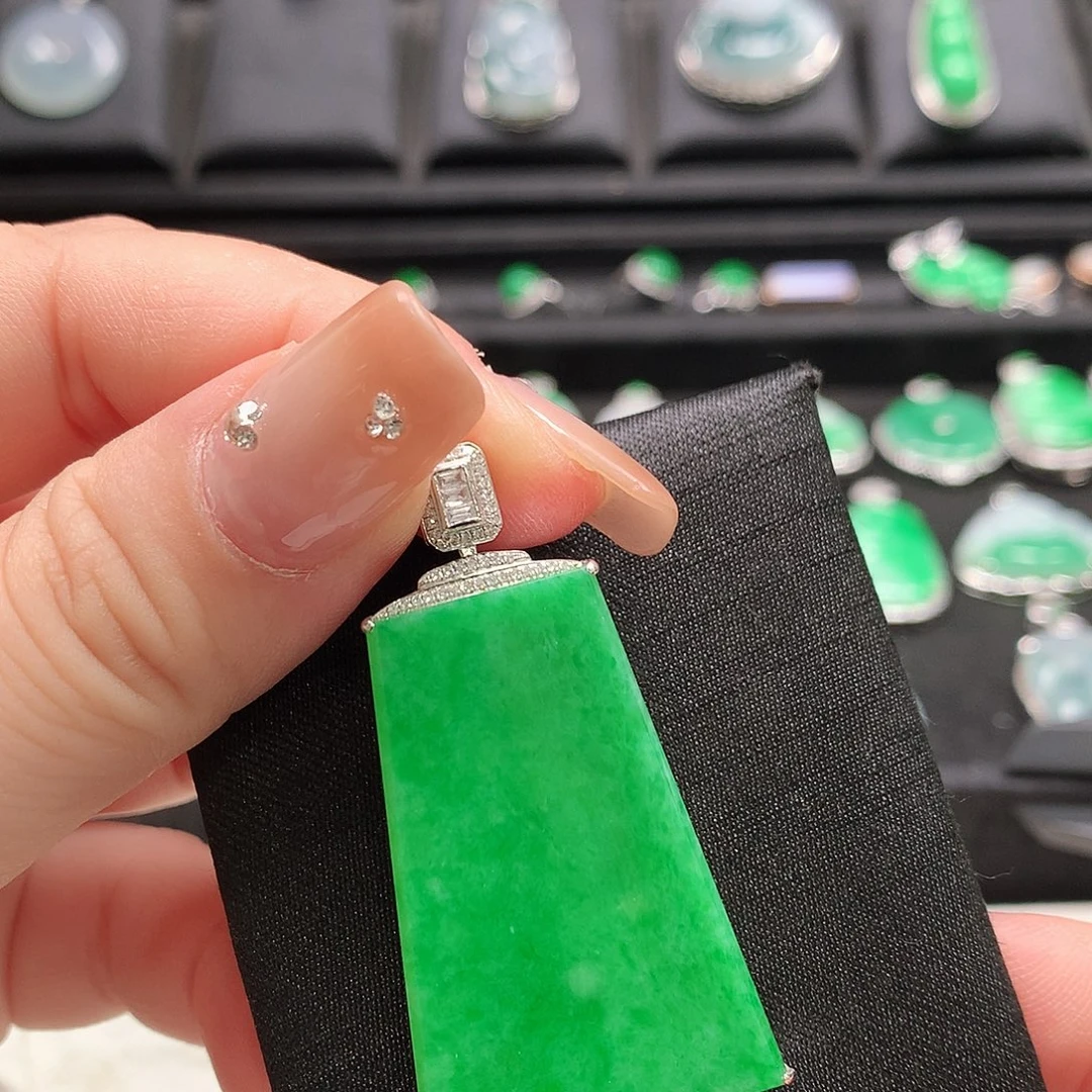 翡翠18K金镶嵌颈饰无事牌