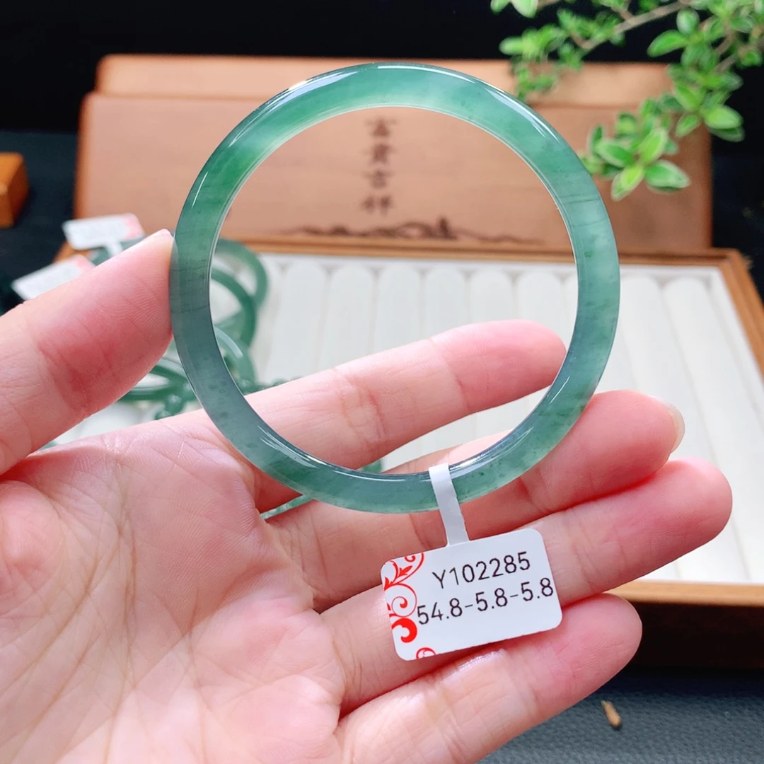 未镶嵌手镯（圆镯）翡翠