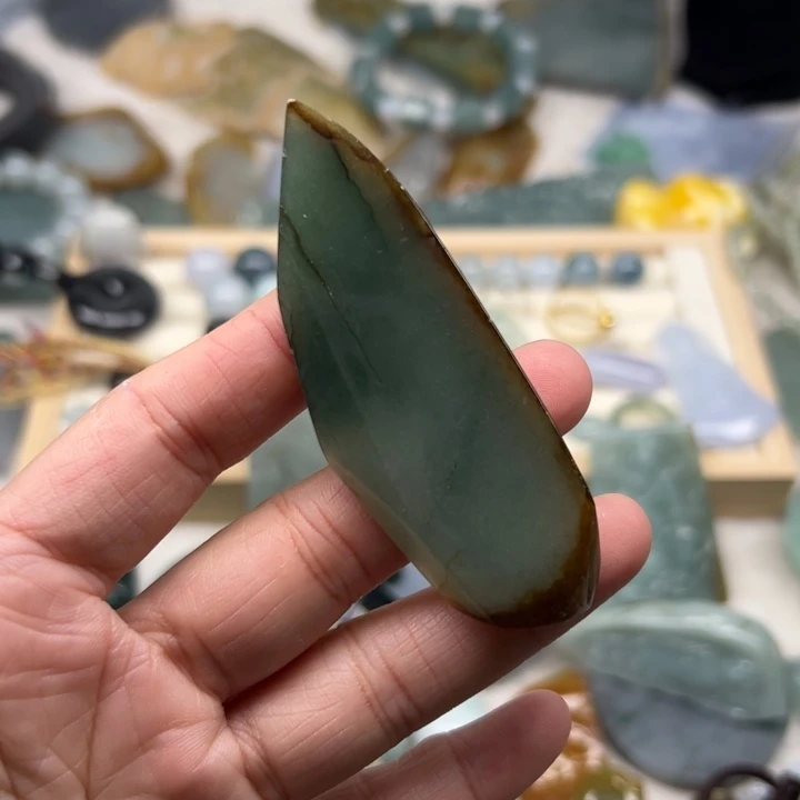 翡翠颈饰未镶嵌毛料