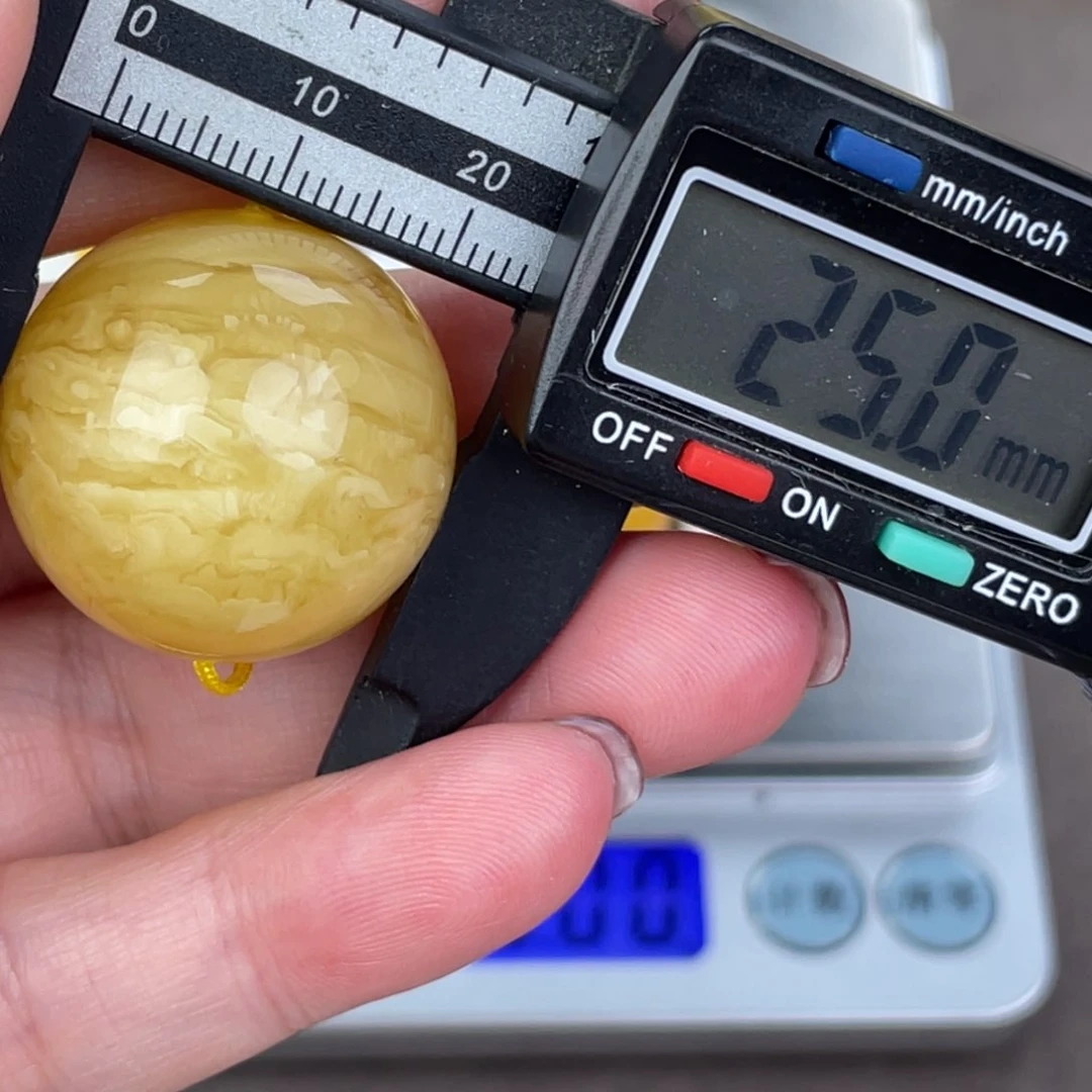 未镶嵌琥珀裸石微瑕390