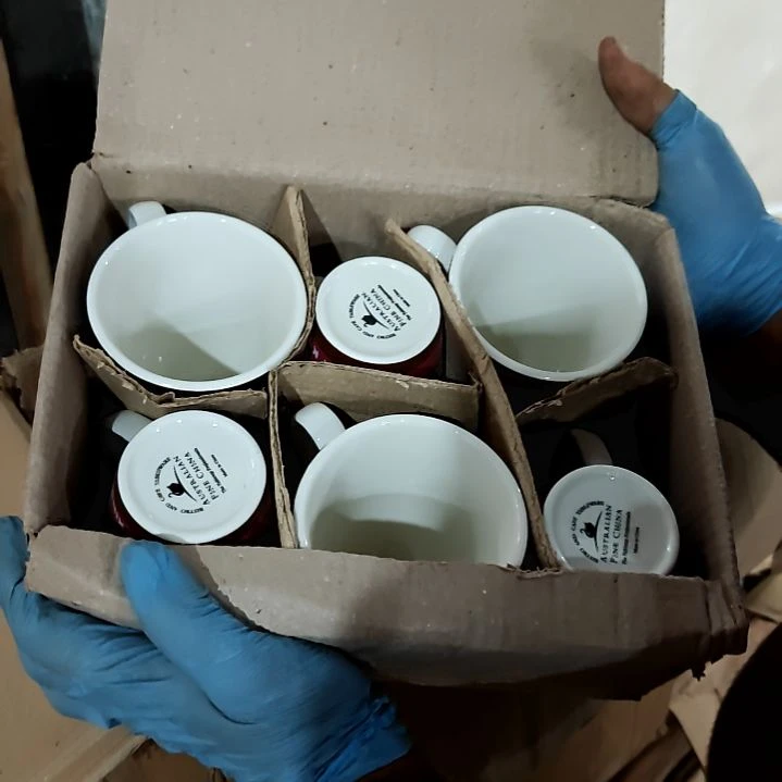 盘子碗茶壶啥都有