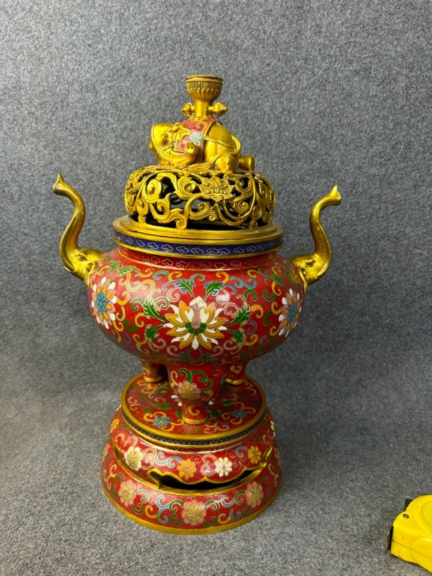 铜。  景泰蓝中国红象耳三件套