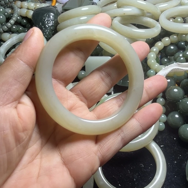 和田玉手镯未镶嵌董*懂