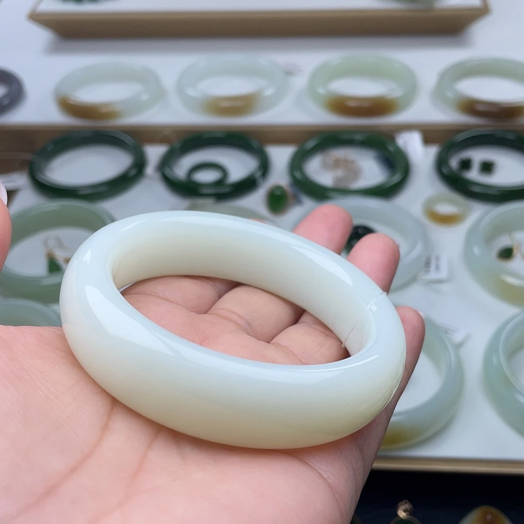 和田玉手镯未镶嵌