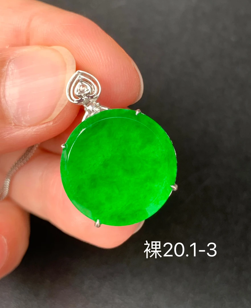 高冰绿色无事牌圆牌天然翡翠吊坠镶嵌精致