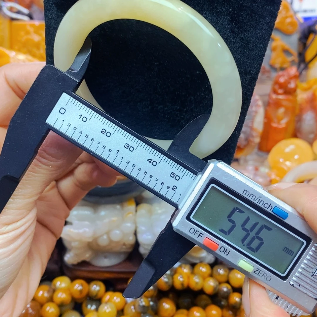 未镶嵌石英质玉（黄龙玉）颈饰