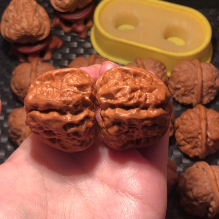 文玩核桃把件40四开掐腰大蹬腿