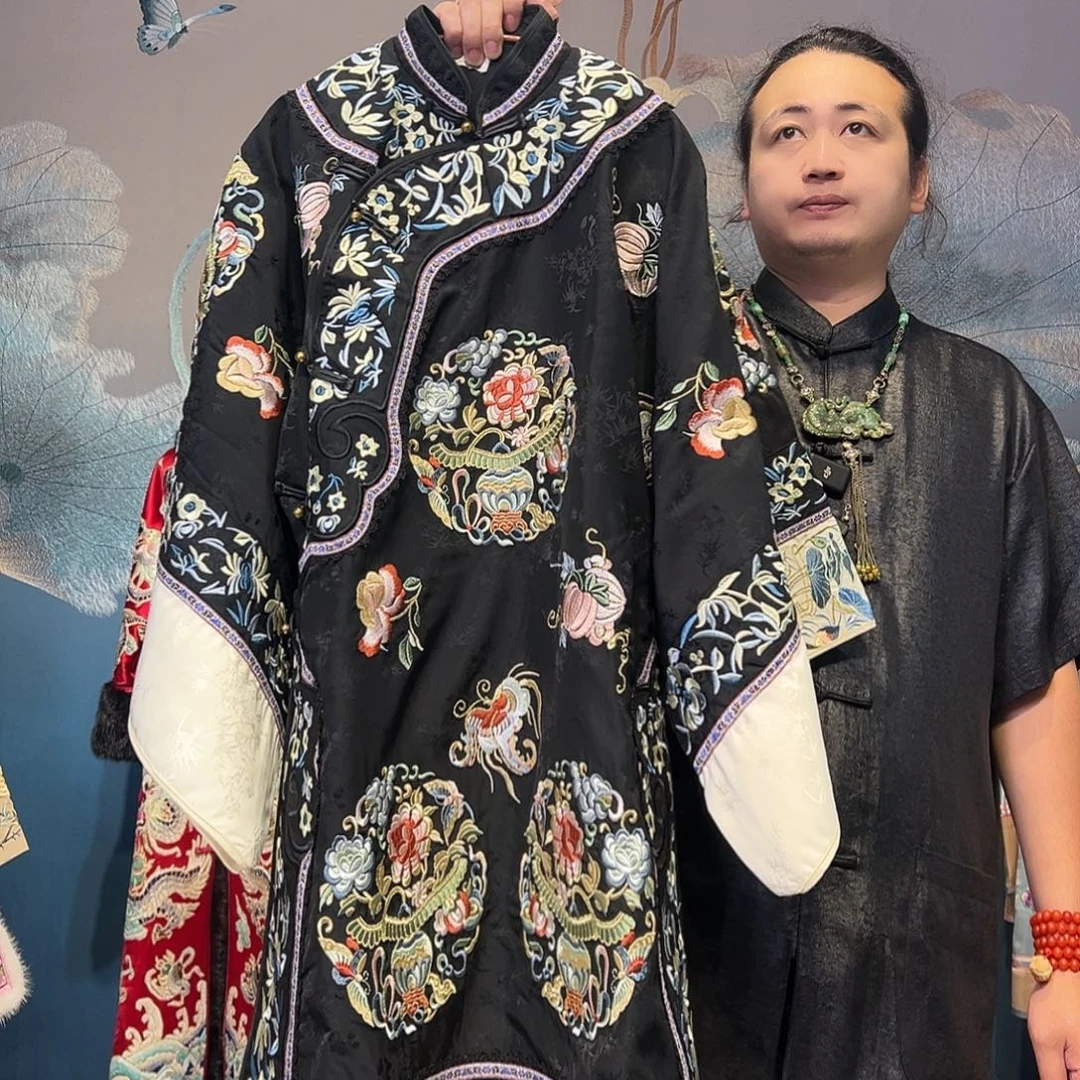 立领斜襟前后满绣精工手推绣太太服