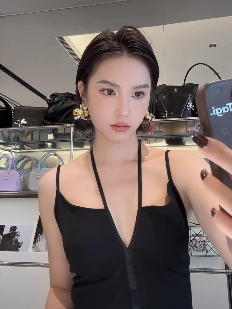 高端精致气质挂脖露背吊带连衣裙适合重要场合穿搭